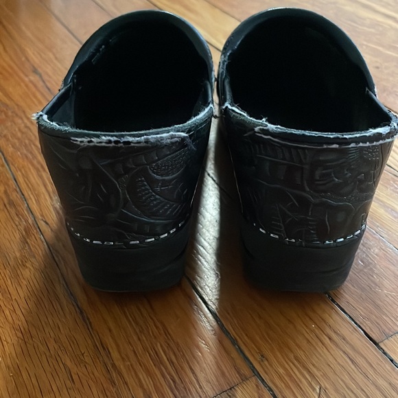 Dansko Professional Tooled Clog. In used condition with some visible wear. - Picture 3 of 4
